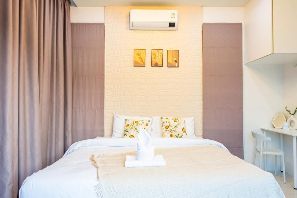 Photo of the whole room, Bedroom