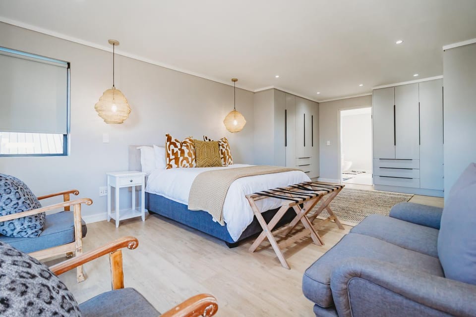 Bed, Seating area, Bedroom, wardrobe