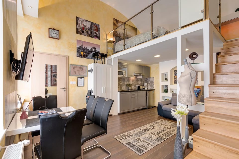 Kitchen or kitchenette, Living room, Seating area, Dining area