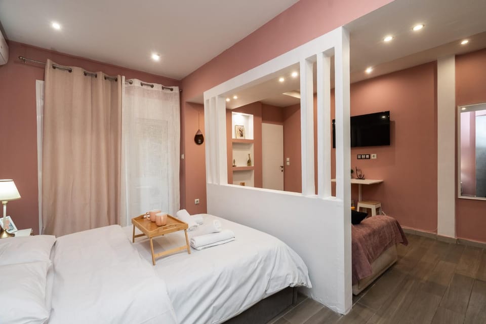Bed, TV and multimedia, Bedroom, towels