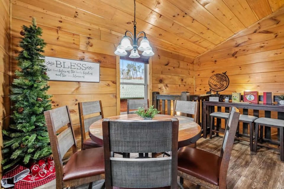 SPECIAL Hot Tub - Game Room - Pool - Resort House in Pigeon Forge