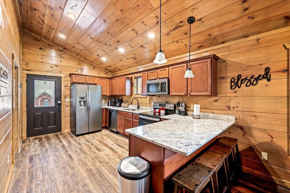 SPECIAL Hot Tub - Game Room - Pool - Resort House in Pigeon Forge