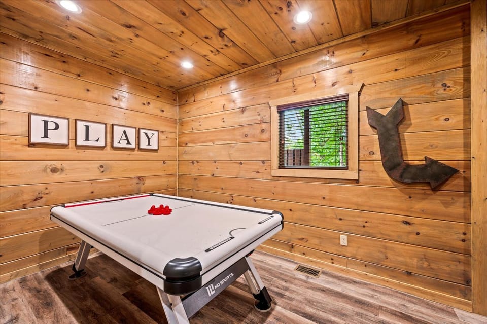 SPECIAL Hot Tub - Game Room - Pool - Resort House in Pigeon Forge