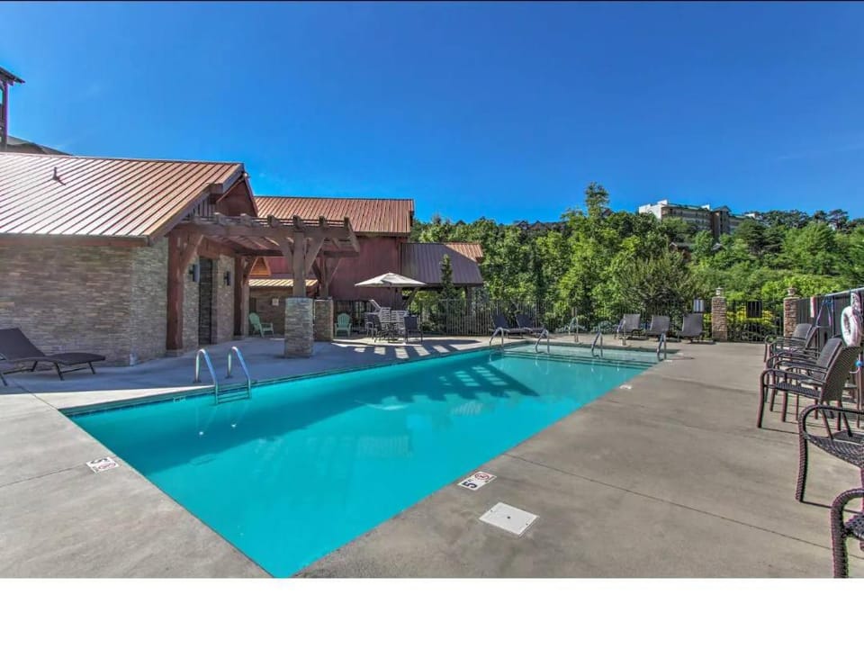 SPECIAL Hot Tub - Game Room - Pool - Resort House in Pigeon Forge