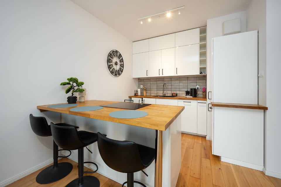Kitchen or kitchenette, Dining area, stove