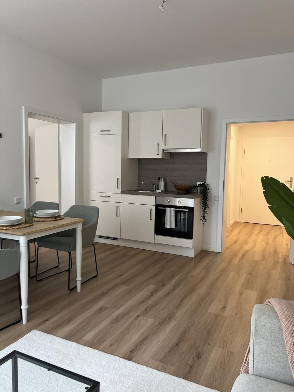 Kitchen or kitchenette, Dining area