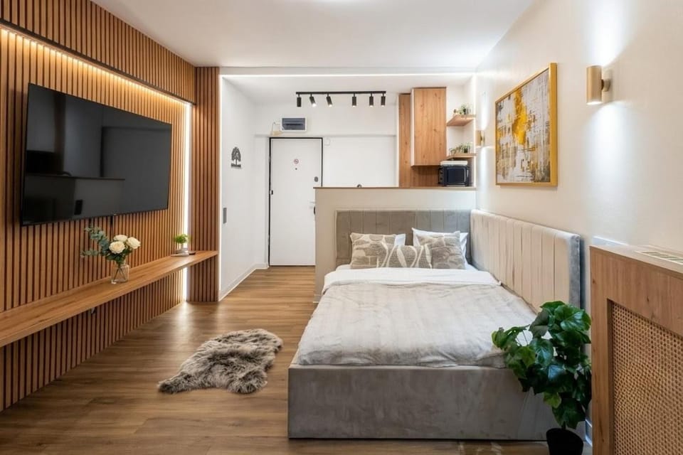 Bed, TV and multimedia, Bedroom