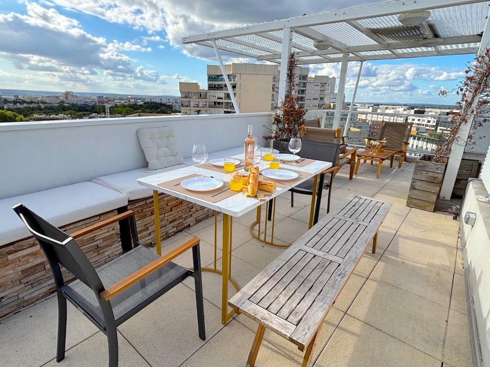 Property building, Patio, Day, View (from property/room), Balcony/Terrace, Living room, Seating area, Dining area, City view
