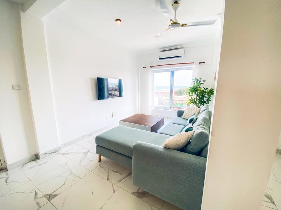 TV and multimedia, Living room, Seating area, Evening entertainment, air conditioner