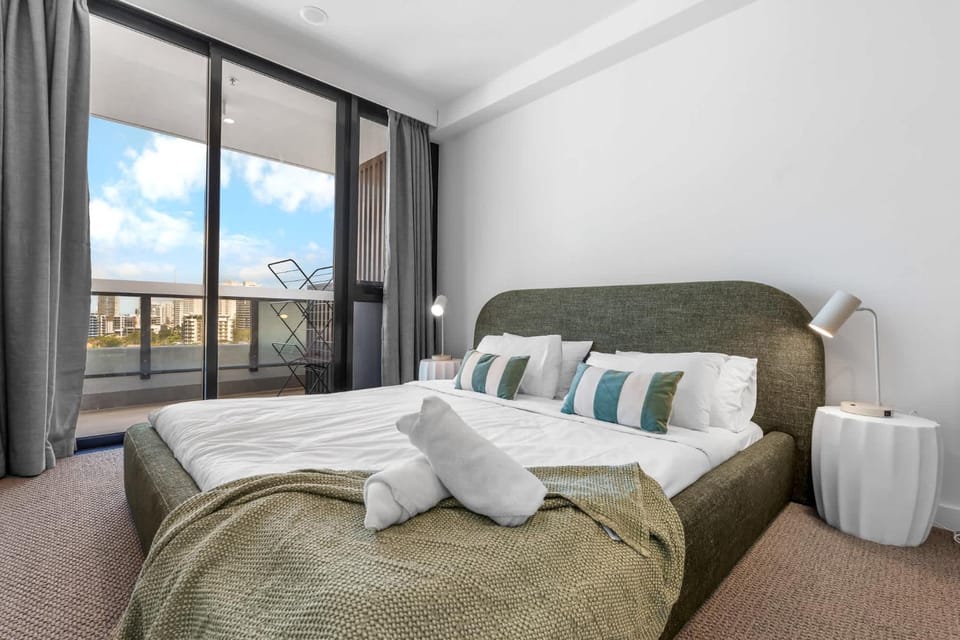 The Regal - Modern LUX 2BR High-Floor apt with Ocean Views and Pool Apartment in Main Beach