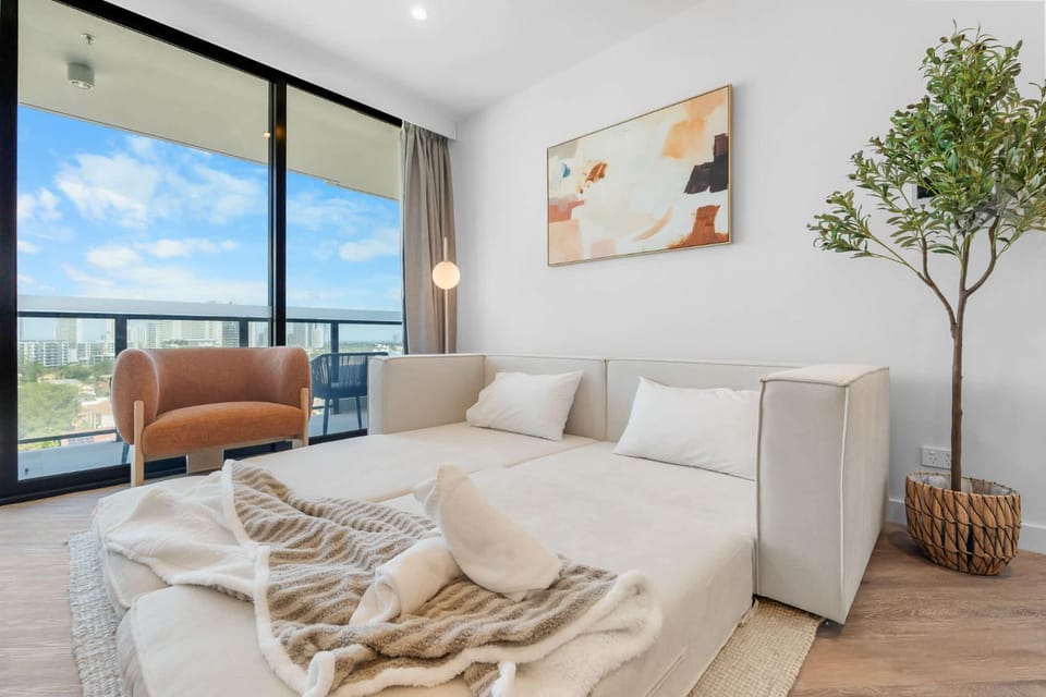 The Regal - Modern LUX 2BR High-Floor apt with Ocean Views and Pool Apartment in Main Beach