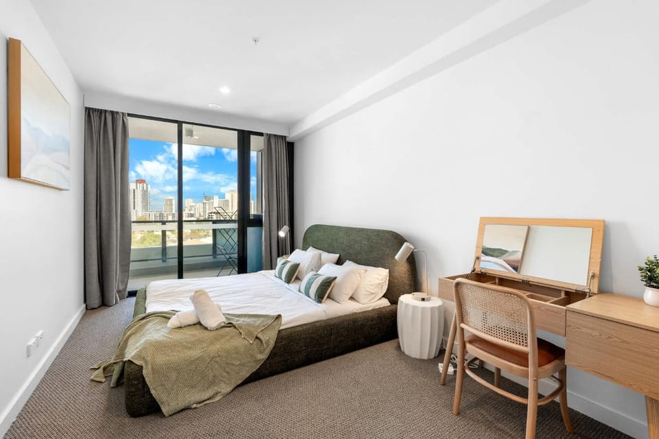 The Regal - Modern LUX 2BR High-Floor apt with Ocean Views and Pool Apartment in Main Beach