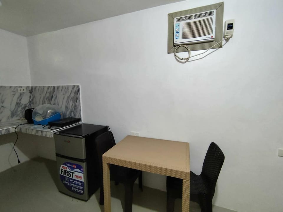 Kitchen or kitchenette, Seating area, Dining area, air conditioner, air conditioner