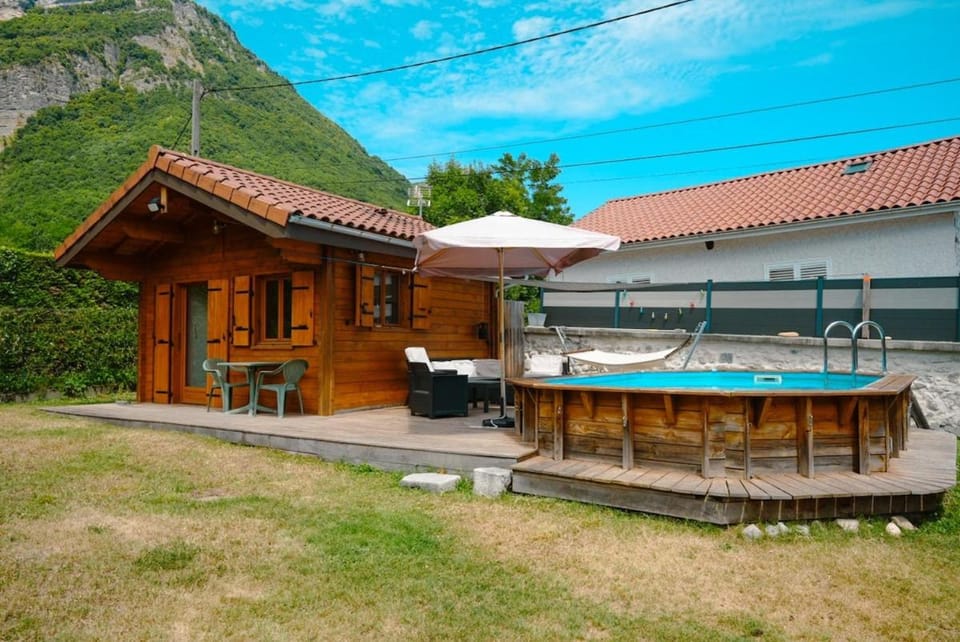 Petit chalet avec piscine privée Chalet in Auvergne-Rhône-Alpes