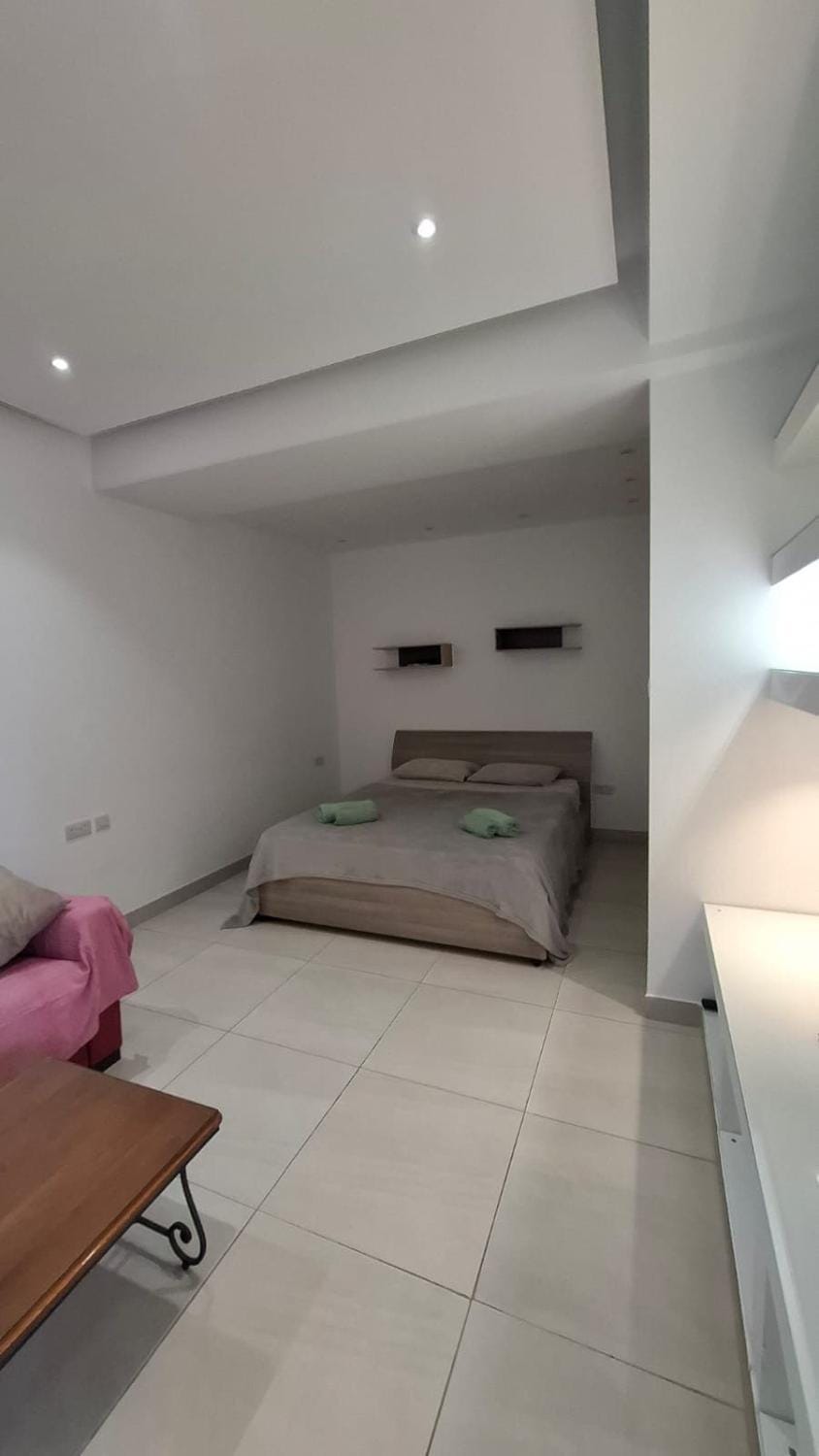 Cosy studio close to Qawra Beach Apartment in Saint Paul's Bay