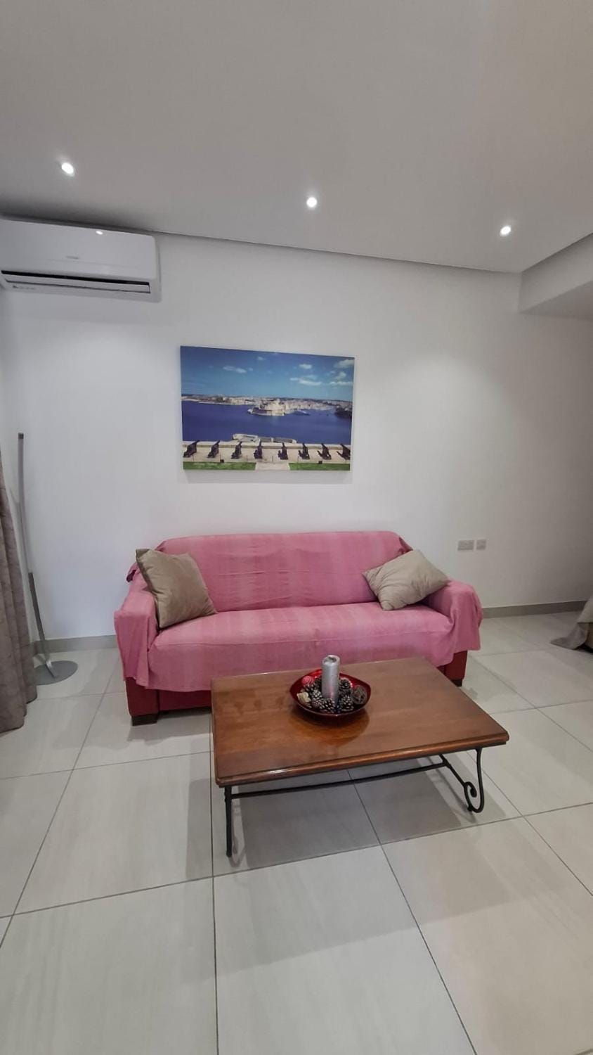 Cosy studio close to Qawra Beach Apartment in Saint Paul's Bay