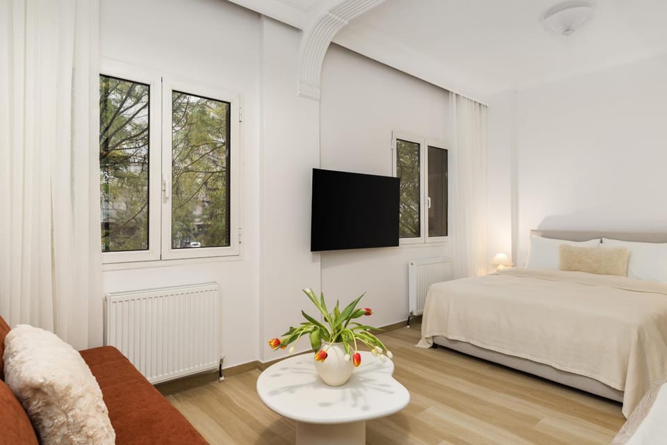 Bed, TV and multimedia, Living room, Photo of the whole room, Seating area, Evening entertainment, Bedroom