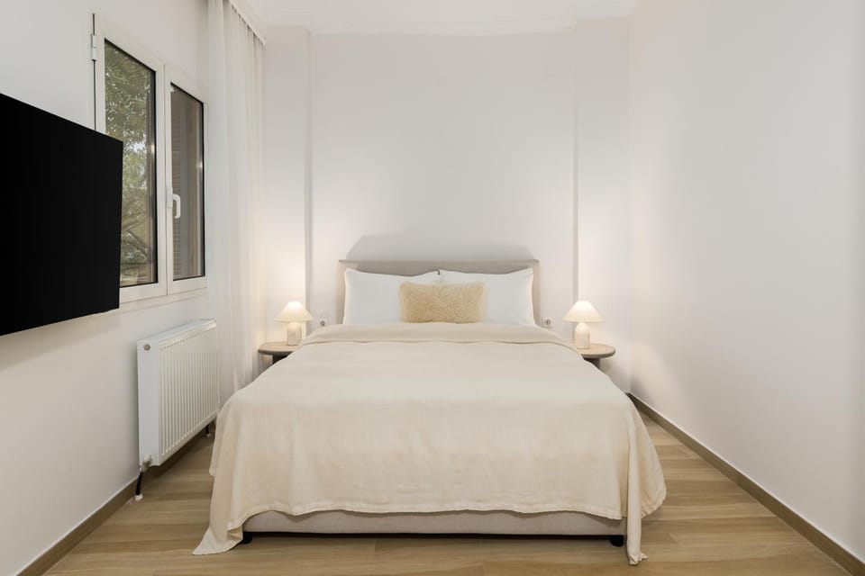 Bed, TV and multimedia, Photo of the whole room, Bedroom