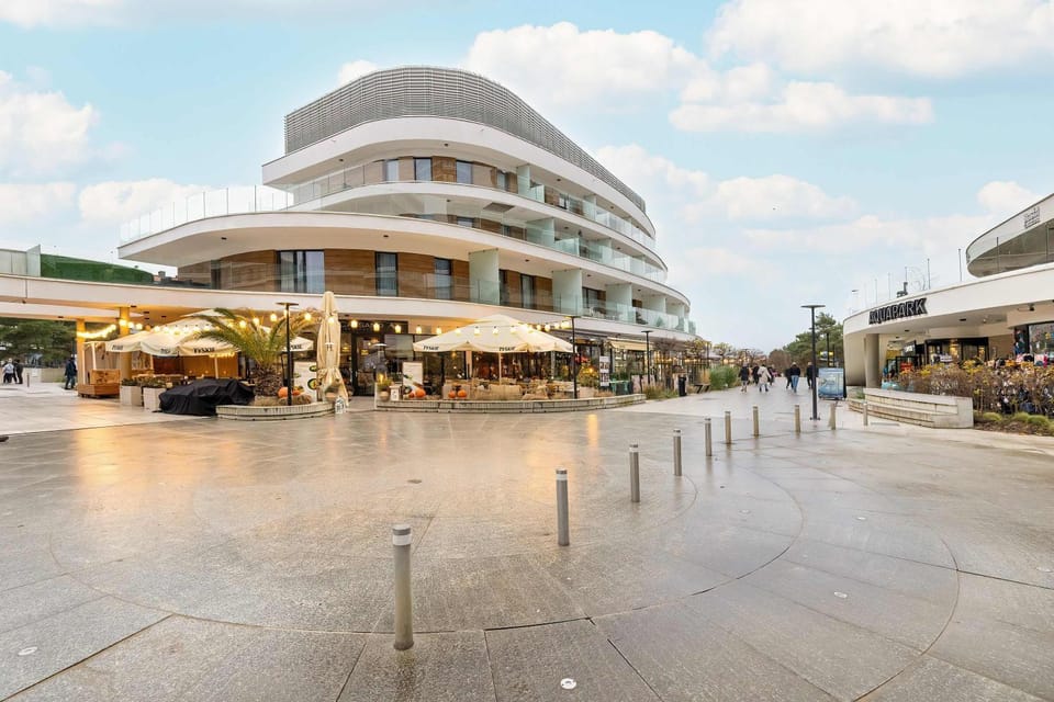 Property building, Neighbourhood, Location