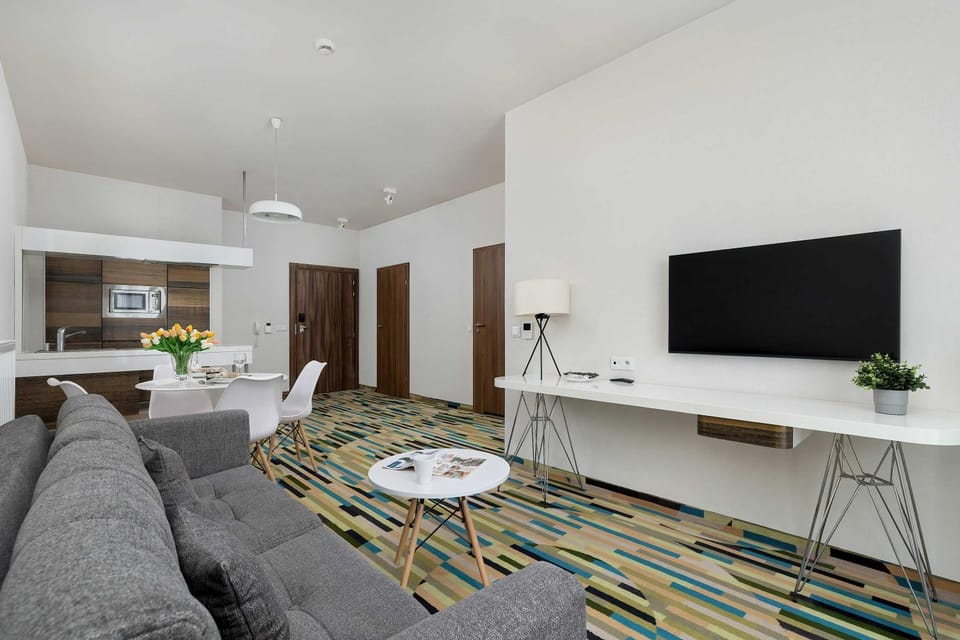 TV and multimedia, Kitchen or kitchenette, Living room, Seating area, Dining area