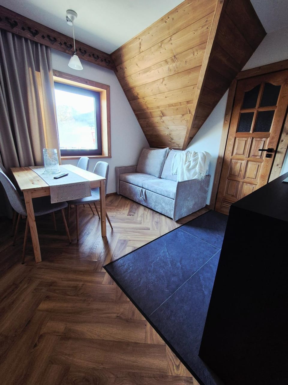 TV and multimedia, Living room, Seating area, Dining area
