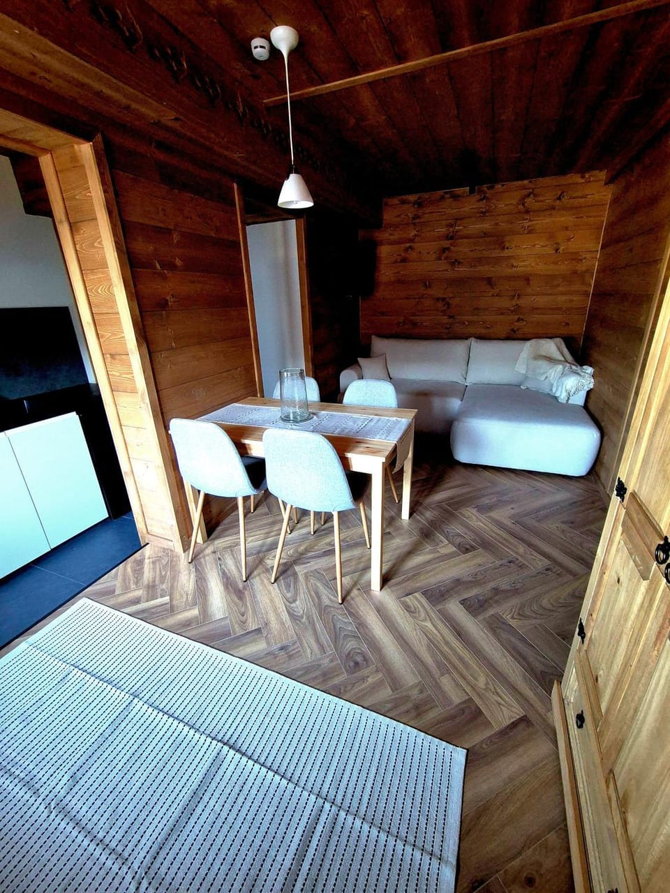 TV and multimedia, Living room, Seating area, Dining area