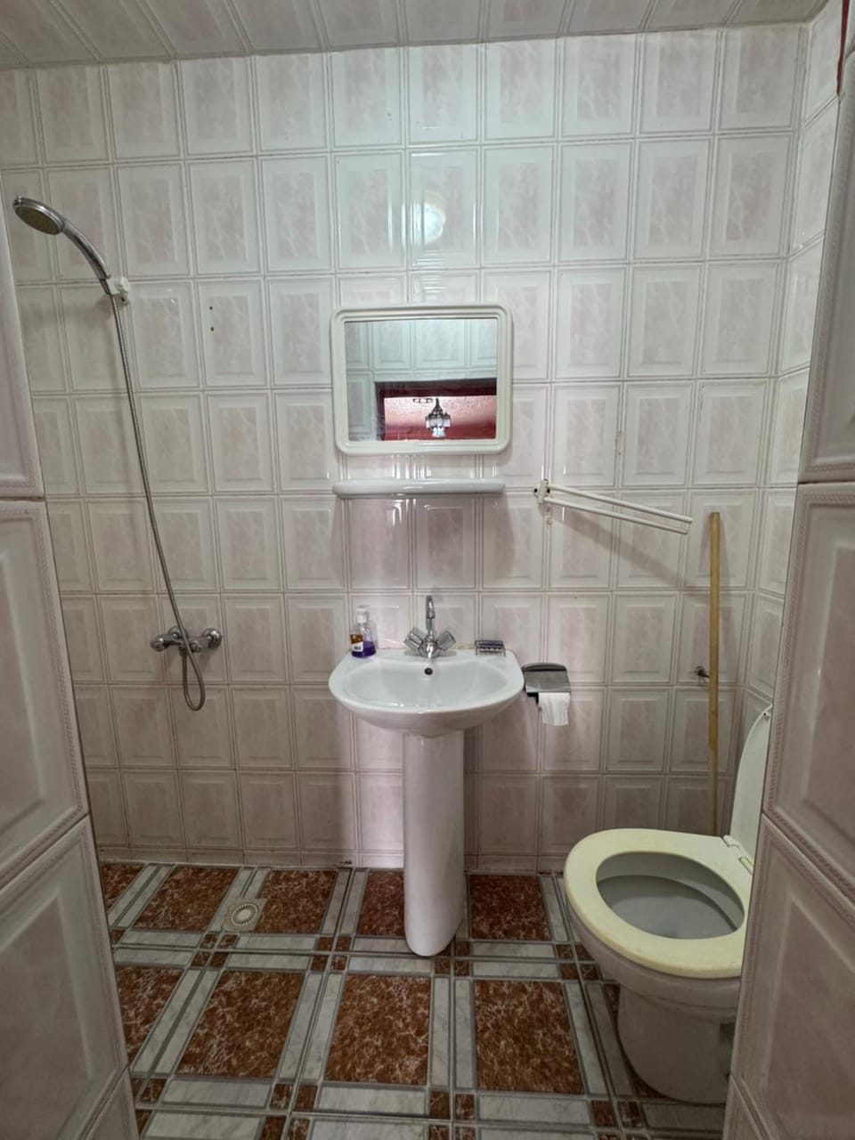 Shower, Toilet
