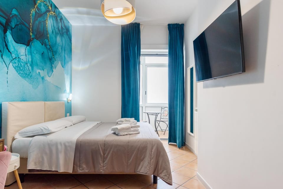 Bed, TV and multimedia, Photo of the whole room, Bedroom, towels