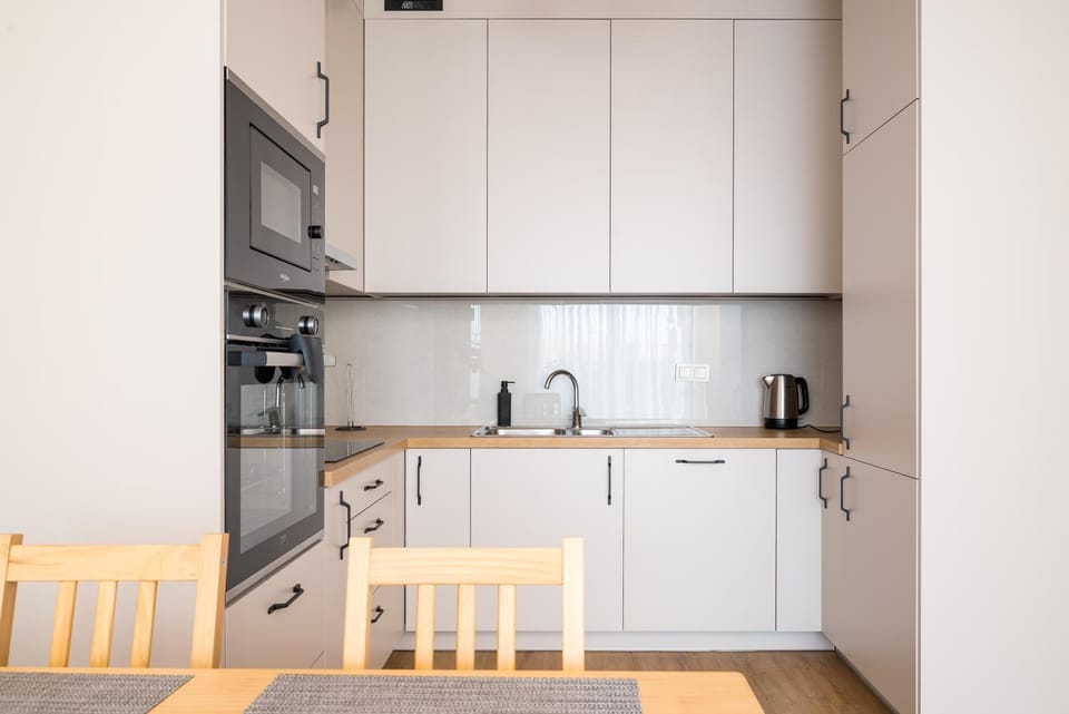 Coffee/tea facilities, Kitchen or kitchenette, Dining area, dishwasher, stove