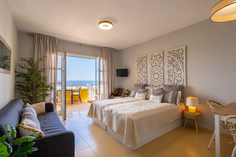 Photo of the whole room, Sea view