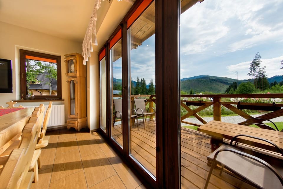 Balcony/Terrace, Living room, Dining area, Mountain view