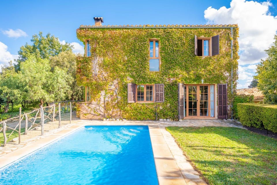Property building, Garden, Swimming pool