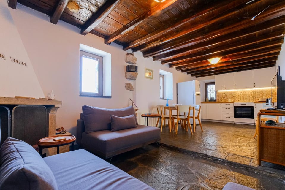 Kitchen or kitchenette, Seating area, Dining area, stove