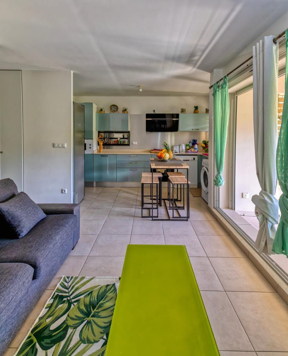 Living room, Communal kitchen