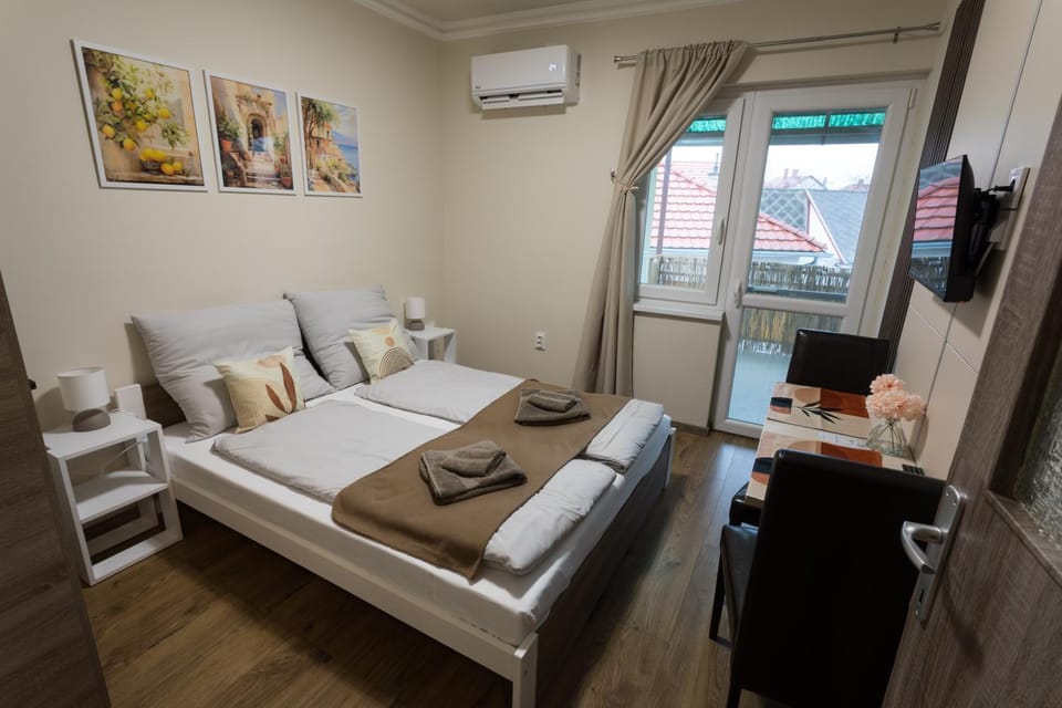 Bed, TV and multimedia, Photo of the whole room, Bedroom, towels, air conditioner