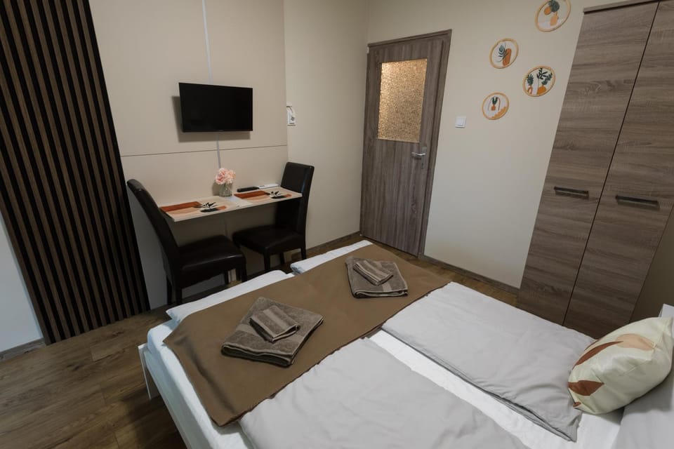 Bed, TV and multimedia, Photo of the whole room, Bedroom, towels, wardrobe