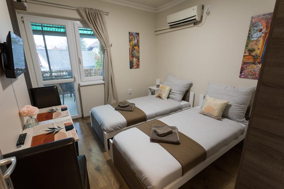 Bed, TV and multimedia, Photo of the whole room, Bedroom, internet, air conditioner