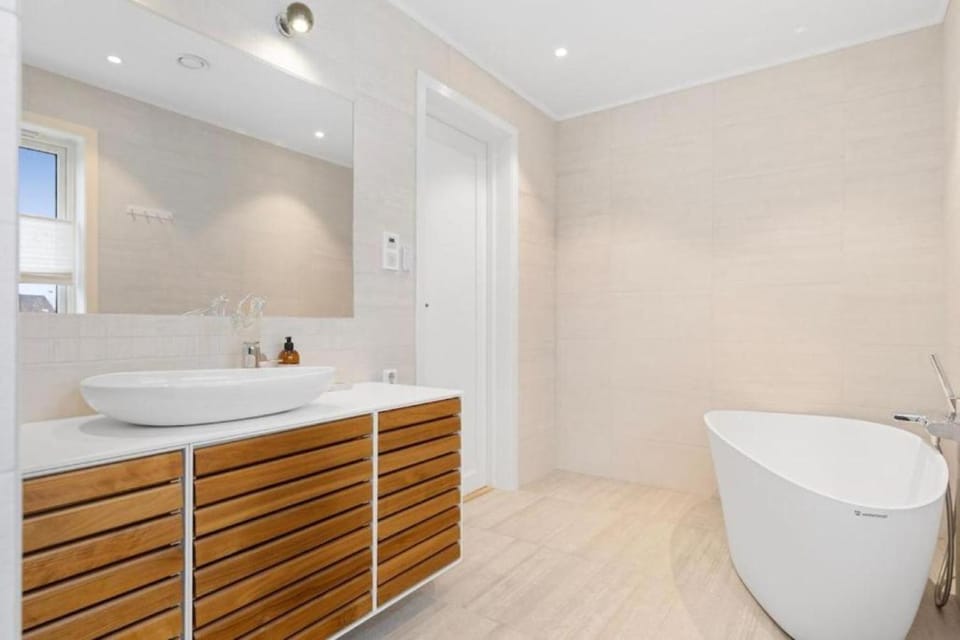 Bathroom, Bath