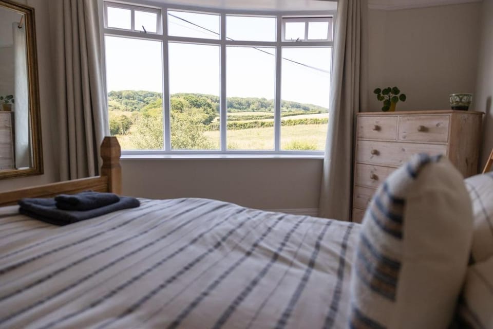 Spacious apartment with views in Freshwater Bay Apartment in Freshwater
