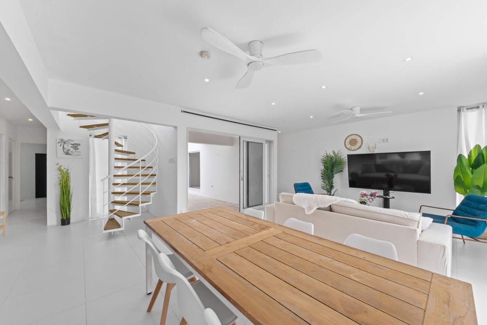 Modern 4BR Villa with Pool Gym & Outdoor Kitchen Villa in Jan Thiel