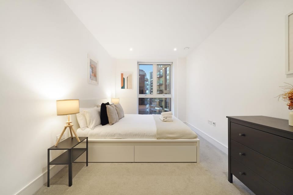 Spacious 2 Bed 2 Bath with Balcony & Fast WiFi near Clapham Junction Station Apartment in London