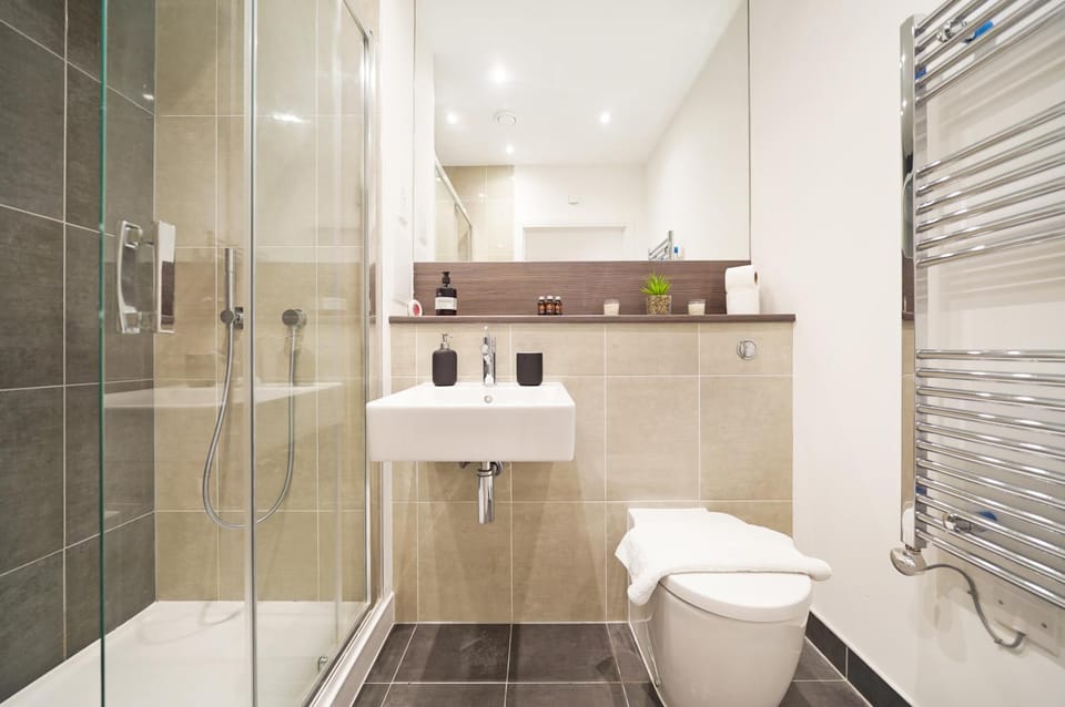 Spacious 2 Bed 2 Bath with Balcony & Fast WiFi near Clapham Junction Station Apartment in London