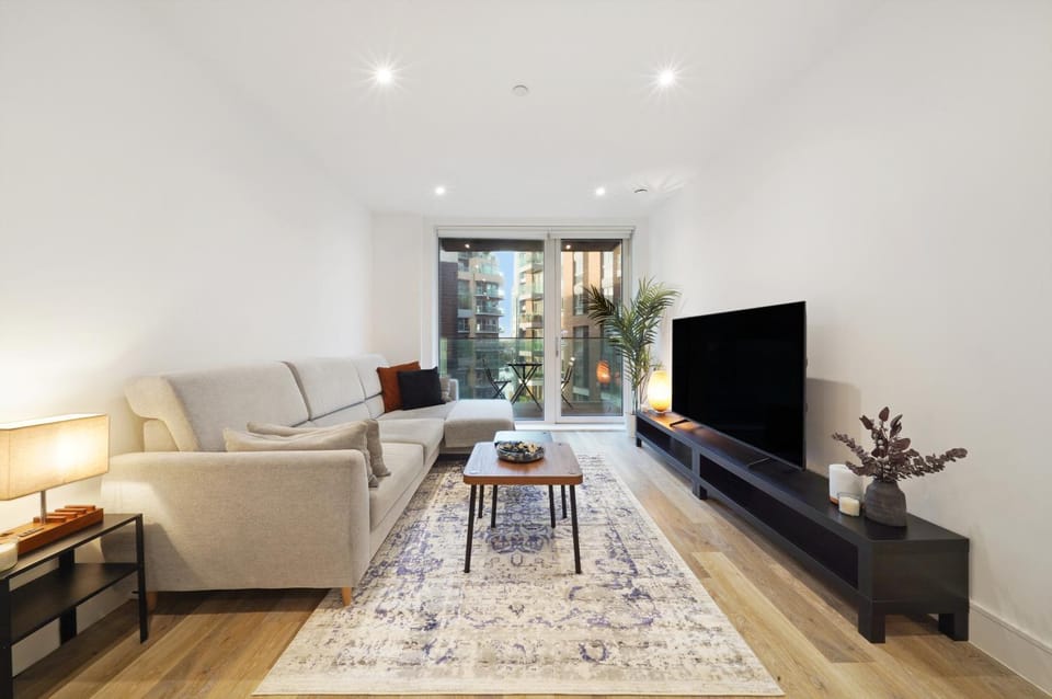 Spacious 2 Bed 2 Bath with Balcony & Fast WiFi near Clapham Junction Station Apartment in London