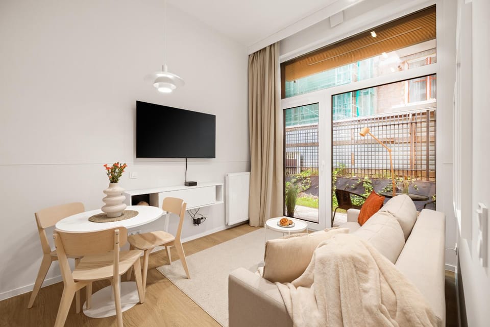 TV and multimedia, Living room, Seating area, Evening entertainment