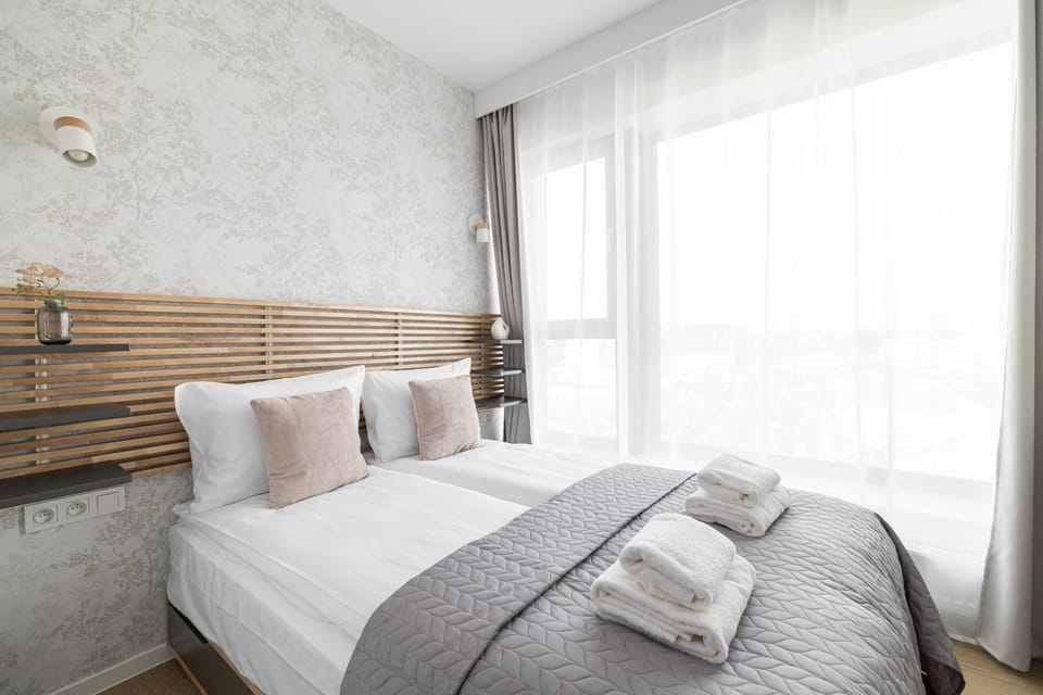 Bed, Bedroom, towels