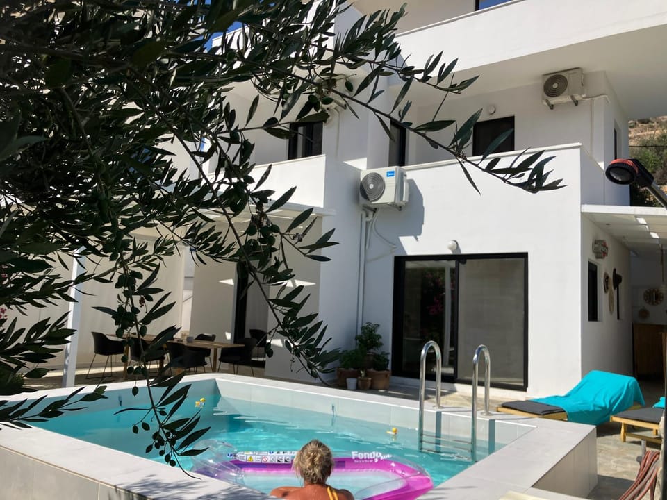 Game Room, Garden, Dining area, Food, Swimming pool, sunbed
