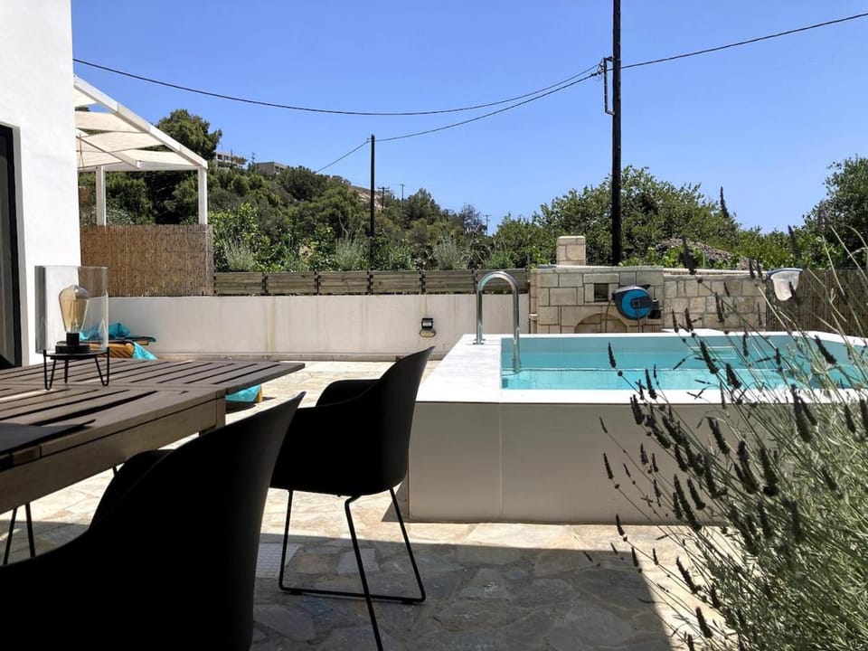 Patio, Dining area, Pool view, Swimming pool, sunbed