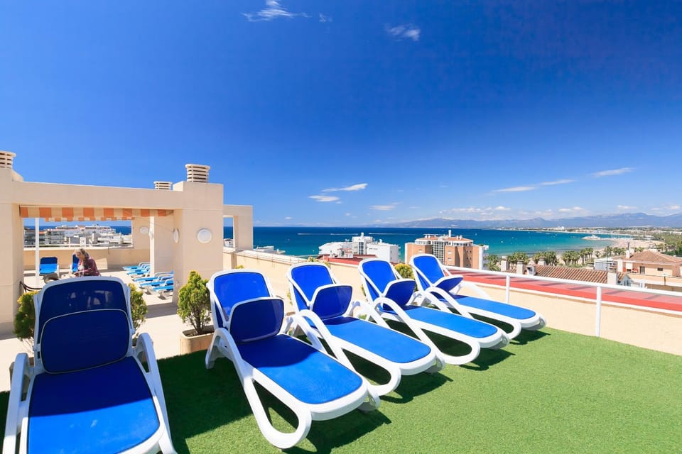 Swimming pool, sunbed