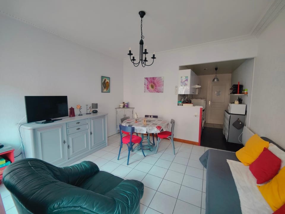 Kitchen or kitchenette, Living room, Seating area, pet friendly