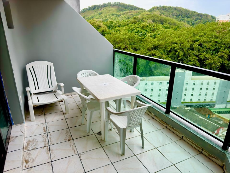 Apartmento Astúrias! Ar Varanda Vaga de Garagem 2 Quartos 100m2! 2 Qdas da Praia! Apartment in State of São Paulo